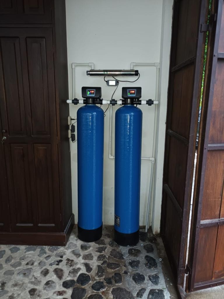 Sistema de dos tanques azules con lámpara UV para remoción de hierro