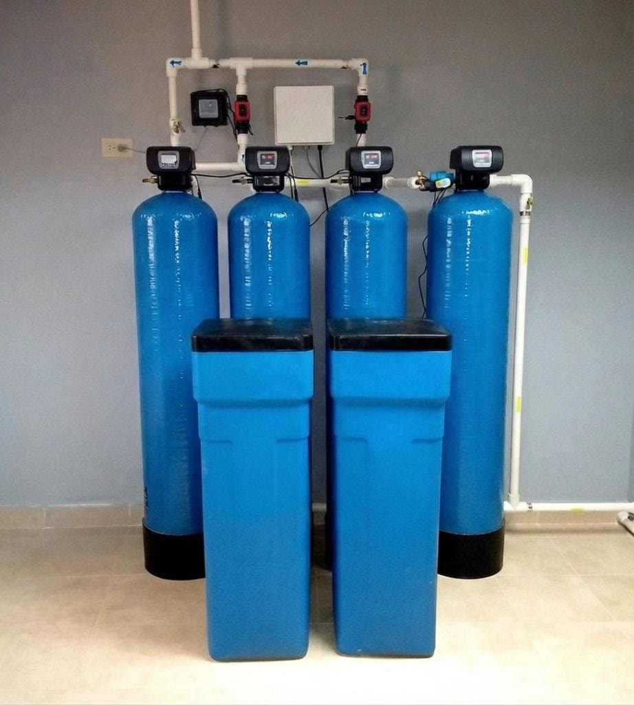 Sistema de suavizadores de agua con tanques azules instalado